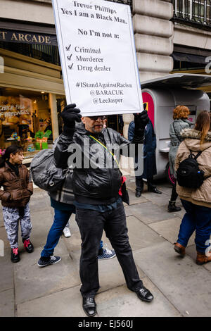 Londres, Royaume-Uni. Mar 21, 2015. Les gens marchant dans les rues de Londres à une marche organisée par l'unis contre le fascisme (UAF) à 'Stand Up" contre le racisme' sur un jour contre le racisme le 21 mars 2015. Crédit : Tom Arne Hanslien/Alamy Live News Banque D'Images