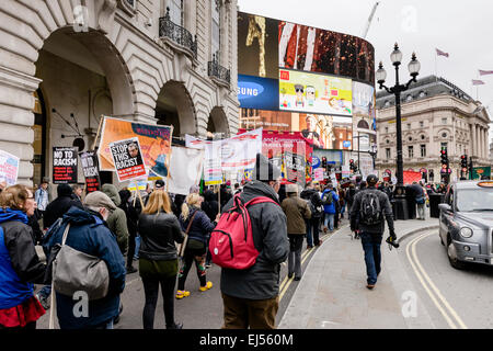 Londres, Royaume-Uni. Mar 21, 2015. Les gens marchant dans les rues de Londres à une marche organisée par l'unis contre le fascisme (UAF) à 'Stand Up" contre le racisme' sur un jour contre le racisme le 21 mars 2015. Crédit : Tom Arne Hanslien/Alamy Live News Banque D'Images
