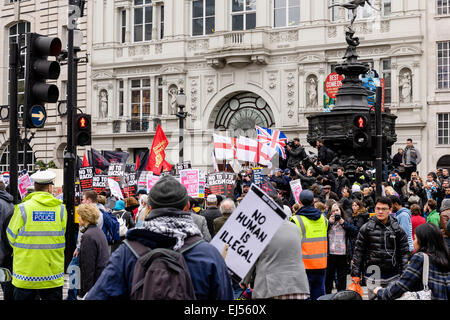 Londres, Royaume-Uni. Mar 21, 2015. Les gens marchant dans les rues de Londres à une marche organisée par l'unis contre le fascisme (UAF) à 'Stand Up" contre le racisme' sur un jour contre le racisme le 21 mars 2015. Crédit : Tom Arne Hanslien/Alamy Live News Banque D'Images