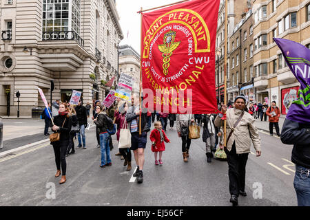 Londres, Royaume-Uni. Mar 21, 2015. Les gens marchant dans les rues de Londres à une marche organisée par l'unis contre le fascisme (UAF) à 'Stand Up" contre le racisme' sur un jour contre le racisme le 21 mars 2015. Crédit : Tom Arne Hanslien/Alamy Live News Banque D'Images