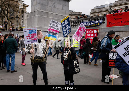 Londres, Royaume-Uni. Mar 21, 2015. Les gens marchant dans les rues de Londres à une marche organisée par l'unis contre le fascisme (UAF) à 'Stand Up" contre le racisme' sur un jour contre le racisme le 21 mars 2015. Crédit : Tom Arne Hanslien/Alamy Live News Banque D'Images