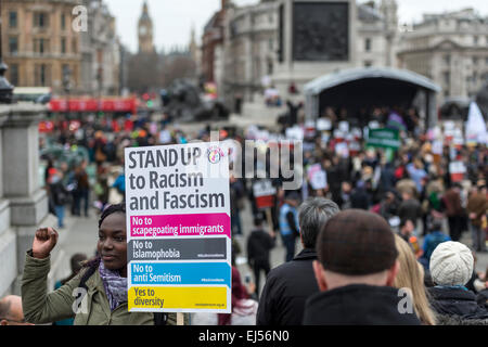 Londres, 21 mars 2015 des manifestants anti-racisme se rassembler à Trafalgar Square pour un rassemblement après une marche à travers Londres Banque D'Images