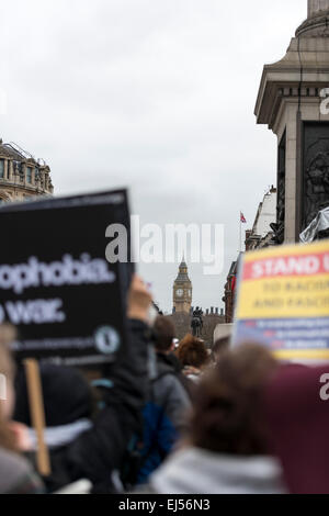 Londres, 21 mars 2015 des manifestants anti-racisme se rassembler à Trafalgar Square pour un rassemblement avec Big Ben en arrière-plan Banque D'Images