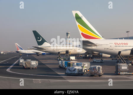 Les avions à l'Aéroport International de Dubaï. 12 décembre 2014 à Dubaï, Émirats Arabes Unis Banque D'Images