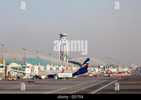 Les avions à l'Aéroport International de Dubaï. 12 décembre 2014 à Dubaï, Émirats Arabes Unis Banque D'Images