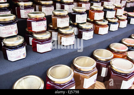 Pots de confitures et marmelades vente à un marché de producteurs à Beaune, bourgogne en Côte d'Or, en France, Europe Banque D'Images