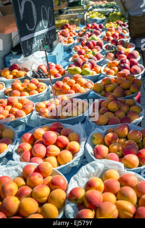 Les abricots sur un stand au marché marché le samedi à Beaune, France, Dordogne, Europe Banque D'Images