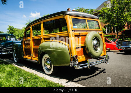 1941 Ford Super de Luxe Station Wagon Woody, Antique car show, la rue Armstrong, Vieille Ville Fairfax, Virginie Banque D'Images