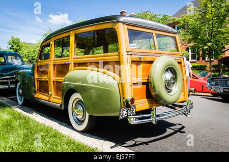 1941 Ford Super de Luxe Station Wagon Woody, Antique car show, la rue Armstrong, Vieille Ville Fairfax, Virginie Banque D'Images