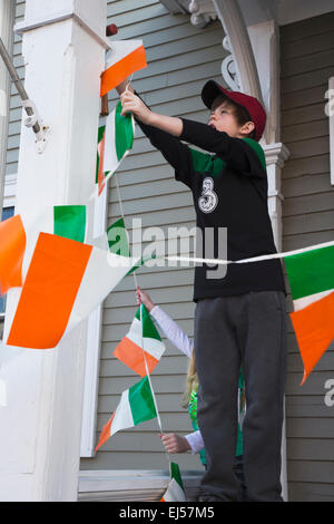 Garçon affiche drapeau irlandais, Saint Patrick's Day Parade, 2014, South Boston, Massachusetts, USA Banque D'Images