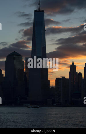 Lever du soleil le One World Trade Center (WTC), 1Freedom Tower, New York City skyline, New York City, New York, USA Banque D'Images