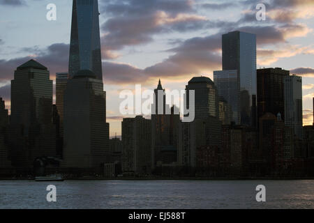 Lever du soleil le One World Trade Center (WTC), 1Freedom Tower, New York City skyline, New York City, New York, USA Banque D'Images