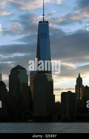 Lever du soleil le One World Trade Center (WTC), 1Freedom Tower, New York City skyline, New York City, New York, USA Banque D'Images