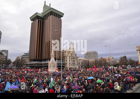 Madrid, Espagne. Mar 21, 2015. Des milliers de citoyens ont marché de tout l'État espagnol à Madrid pour protester contre la dignité. Credit : Marcos del Mazo/Alamy Live News Banque D'Images