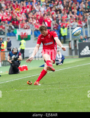 Rome, Italie. Mar 21, 2015. Dan Biggar convertit un Rhys Webb essayez, Stadio Olimpico, Rome, Italie. Crédit : Stephen Bisgrove/Alamy Live News Banque D'Images