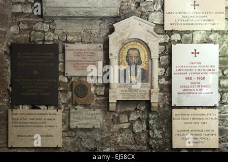 Les comprimés à la place du souvenir qui est pensé pour être le lieu de sépulture de Saint Cyrille dans la Basilique de San Clemente à Rome, Italie. Les comprimés de Memorial ont été présentés à l'église par différentes nations slaves. Banque D'Images