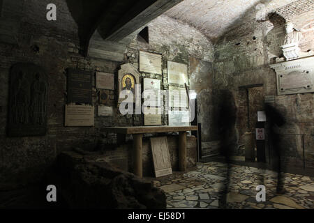 Autel sur la place qui est pensé pour être le lieu de sépulture de Saint Cyrille dans la Basilique de San Clemente à Rome, Italie. Les comprimés de Memorial ont été présentés à l'église par différentes nations slaves. Banque D'Images