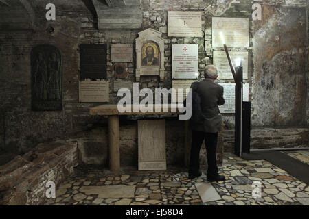 Autel sur la place qui est pensé pour être le lieu de sépulture de Saint Cyrille dans la Basilique de San Clemente à Rome, Italie. Les comprimés de Memorial ont été présentés à l'église par différentes nations slaves. Banque D'Images