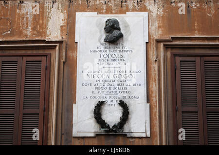 Plaque commémorative à l'écrivain russe Nikolaï Gogol à Via Sistina à Rome, Italie. Nikolai Gogol a vécu dans cette maison à la Via Sistina 125 et l'a écrit ici son roman majeur Les Âmes Mortes. Banque D'Images