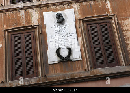 Plaque commémorative à l'écrivain russe Nikolaï Gogol à Via Sistina à Rome, Italie. Nikolai Gogol a vécu dans cette maison à la Via Sistina 125 et l'a écrit ici son roman majeur Les Âmes Mortes. Banque D'Images