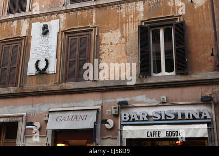 Plaque commémorative à l'écrivain russe Nikolaï Gogol à Via Sistina à Rome, Italie. Nikolai Gogol a vécu dans cette maison à la Via Sistina 125 et l'a écrit ici son roman majeur Les Âmes Mortes. Banque D'Images