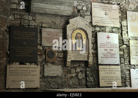 Les comprimés à la place du souvenir qui est pensé pour être le lieu de sépulture de Saint Cyrille dans la Basilique de San Clemente à Rome, Italie. Les comprimés de Memorial ont été présentés à l'église par différentes nations slaves. Banque D'Images