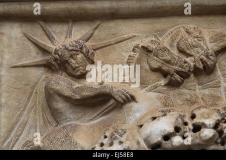 Ara Casali. Autel dédié par Tiberius Claudius Faventinus. Le relief du détail du soleil dans son char. 2e s. ap. Cour Octogonal Banque D'Images