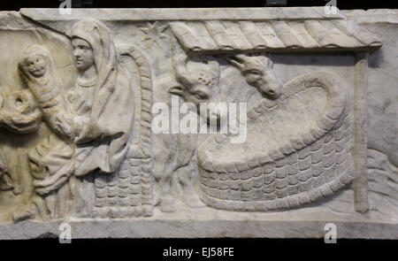 Christian-Roman.Fronts de sarcophage des couvercles. 4e ch. AD. Adoration des Mages. Détail Vierge Marie avec l'enfant Jésus à la crèche. Banque D'Images