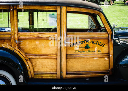 1940 Ford De Luxe Station Wagon Woody, Antique car show, la rue Armstrong, Vieille Ville Fairfax, Virginie Banque D'Images