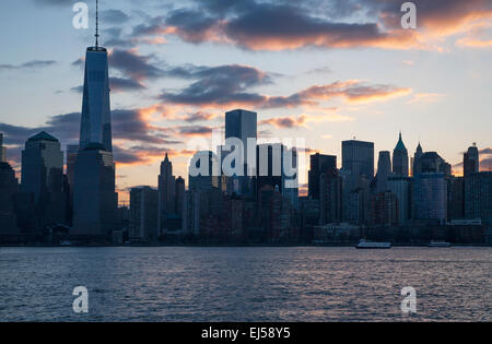 Lever du soleil le One World Trade Center (WTC), 1Freedom Tower, New York City skyline, New York City, New York, USA Banque D'Images