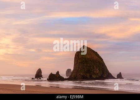 Haystack Rock at Cannon Beach dans la matinée, côte de l'Oregon, Oregon, USA. Banque D'Images