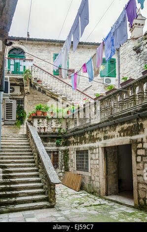 Escaliers en pierre dans la cour de la vieille ville de Kotor, l'un des endroits les plus célèbres sur la côte adriatique du Monténégro. Banque D'Images