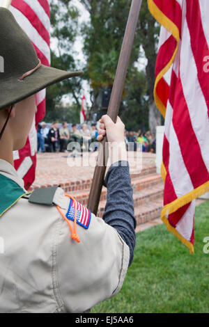 Affichage Boyscouts Drapeau US Memorial Day 2014 solennelle à l'événement, le Cimetière National de Los Angeles, Californie, USA Banque D'Images