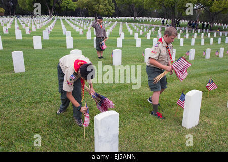 Placer 85 Boyscouts, 000 drapeaux américains au Jour commémoratif de l'événement annuel, le Cimetière National de Los Angeles, Californie, États-Unis Banque D'Images