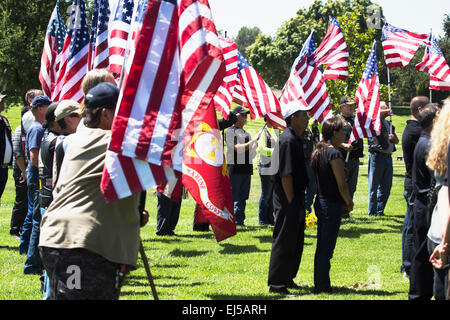 Les motocyclistes de la Garde patriote respect tombé soldat américain, Zach PFC Suarez, 'honneur Mission" sur l'autoroute 23, route de service commémoratif, Westlake Village, Californie, USA Banque D'Images