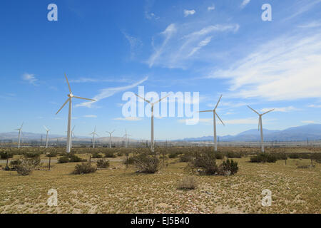 Une photo de quelques éoliennes dans la ferme éolienne de San Gorgonio près de Palm Springs en Californie. Banque D'Images