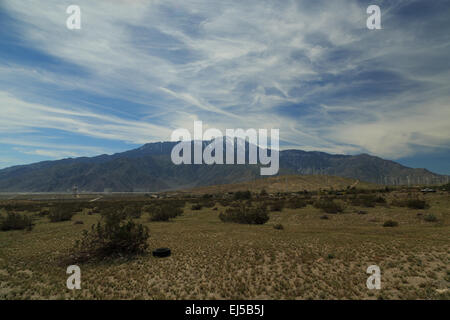 Une photographie de certaines éoliennes sous une montagne dans la ferme éolienne de San Gorgonio près de Palm Springs en Californie. Banque D'Images