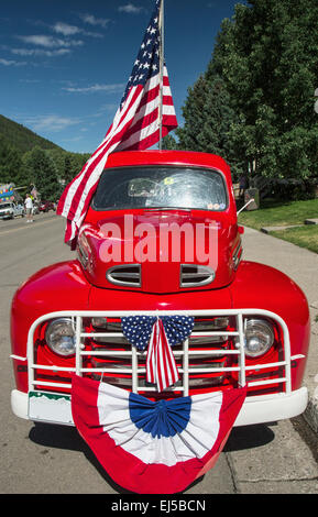 Un camion rouge et drapeau américain, le 4 juillet, Independence Day Parade, Telluride, Colorado, USA Banque D'Images