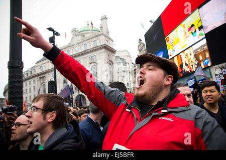 L'Angleterre, Londres. Mar 21, 2015. Un manifestant en colère contre le racisme soutient avec les membres de l'extrême droite 'groupe' EDL. Des dizaines de milliers dans le centre de Londres mars sous la bannière 'Stand up au racisme et fascisme' pour marquer la Journée des Nations Unies contre le racisme 2015. © Geovien Si/Pacific Press/Alamy Live News Banque D'Images