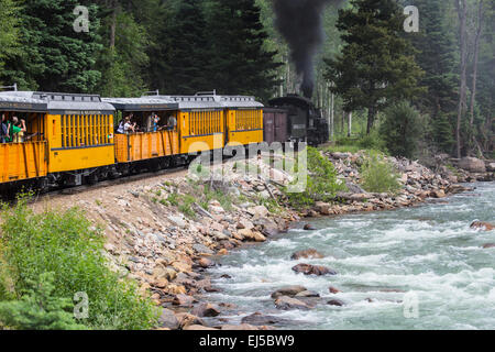 Le Durango and Silverton Narrow Gauge Railroad Steam Engine se déplace le long de la rivière Animas, Colorado, USA Banque D'Images