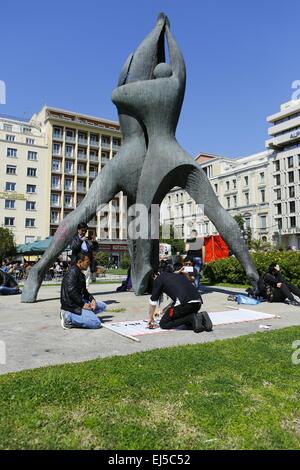 Athènes, Grèce. Mar 21, 2015. Un militant crée une bannière en place Klafthmonos. L'immigration grecque des groupes et des groupes de la communauté des immigrés en Grèce ont célébré la Journée internationale contre le racisme avec des représentations musicales et théâtrales à Athènes. © Michael Debets/Pacific Press/Alamy Live News Banque D'Images