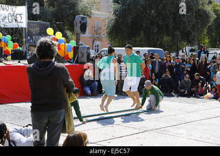 Athènes, Grèce. Mar 21, 2015. Un groupe effectue une danse. L'immigration grecque des groupes et des groupes de la communauté des immigrés en Grèce ont célébré la Journée internationale contre le racisme avec des représentations musicales et théâtrales à Athènes. © Michael Debets/Pacific Press/Alamy Live News Banque D'Images