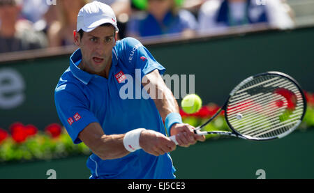 (150322) --INDIAN WELLS, mars. 22, 2015 (Xinhua) -- la Serbie de Novak Djokovic renvoie la balle au cours de la demi-finale hommes contre Andy Murray de la Grande-Bretagne dans le BNP Paribas Open de tennis à l'Indian Wells Tennis Garden à Indian Wells, en Californie, aux États-Unis le 21 mars 2015. Djokovic a gagné 2-0. (Xinhua/Yang Lei) Banque D'Images