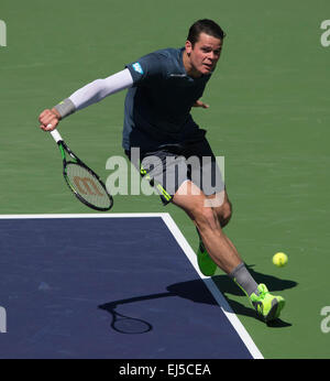 (150322) --INDIAN WELLS, mars. 22, 2015 (Xinhua) -- Milos Raonic du Canada renvoie la balle au cours de la demi-finale contre les hommes de la suisse Roger Federer sur le BNP Paribas Open de tennis à l'Indian Wells Tennis Garden à Indian Wells, en Californie, aux États-Unis le 21 mars 2015. Raonic a perdu 0-2. (Xinhua/Yang Lei) Banque D'Images