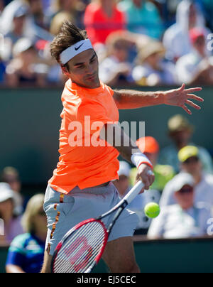 (150322) --INDIAN WELLS, mars. 22, 2015 (Xinhua) -- de la suisse Roger Federer renvoie la balle au cours de la demi-finale hommes contre Milos Raonic du Canada sur le BNP Paribas Open de tennis à l'Indian Wells Tennis Garden à Indian Wells, en Californie, aux États-Unis le 21 mars 2015. Federer a gagné 2-0. (Xinhua/Yang Lei) Banque D'Images