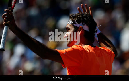 (150322) --INDIAN WELLS, mars. 22, 2015 (Xinhua) -- de la suisse Roger Federer réagit au cours de la demi-finale hommes contre Milos Raonic du Canada sur le BNP Paribas Open de tennis à l'Indian Wells Tennis Garden à Indian Wells, en Californie, aux États-Unis le 21 mars 2015. Federer a gagné 2-0. (Xinhua/Yang Lei) Banque D'Images