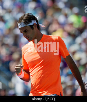 (150322) --INDIAN WELLS, mars. 22, 2015 (Xinhua) -- de la suisse Roger Federer réagit au cours de la demi-finale hommes contre Milos Raonic du Canada sur le BNP Paribas Open de tennis à l'Indian Wells Tennis Garden à Indian Wells, en Californie, aux États-Unis le 21 mars 2015. Federer a gagné 2-0. (Xinhua/Yang Lei) Banque D'Images