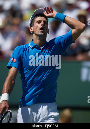 (150322) --INDIAN WELLS, mars. 22, 2015 (Xinhua) -- Le Paris de Serbie réagit au cours de la demi-finale hommes contre Andy Murray de la Grande-Bretagne dans le BNP Paribas Open de tennis à l'Indian Wells Tennis Garden à Indian Wells, en Californie, aux États-Unis le 21 mars 2015. Djokovic a gagné 2-0. (Xinhua/Yang Lei) Banque D'Images