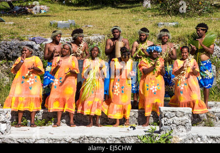 Lifou, nouveau Caledonia-January 9e 2014. Chanteurs Kanak les passagers des navires de croisière bienvenue à Easo sur l'île de Lifou. Lifou est l'un Banque D'Images