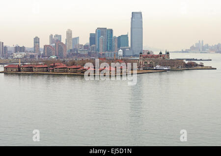 Vu de Liberty Island au sud, l'isolement des pupilles de l'Ellis Island Immigration Museum sont éclipsées par les gratte-ciel de Jersey City. Banque D'Images